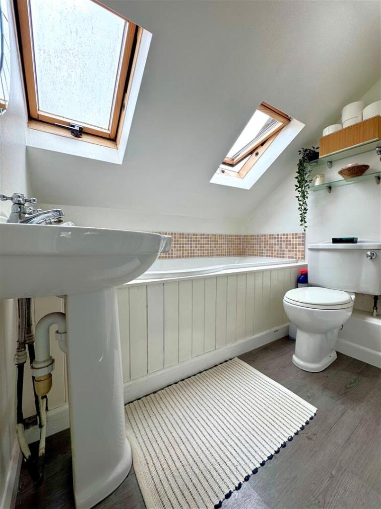 en-suite bathroom.jpg