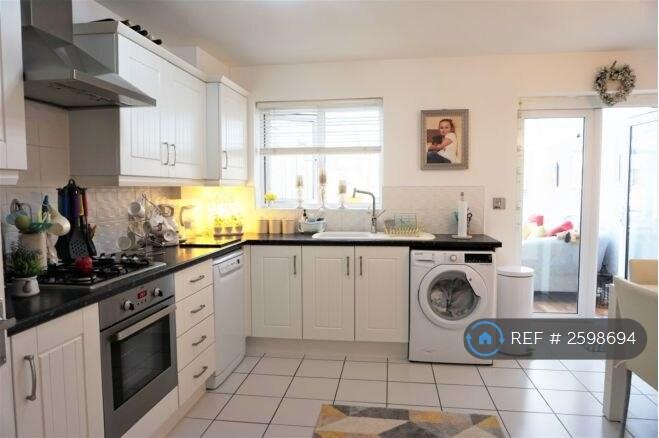 Spacious Kitchen With Modern Fitted Kitchen