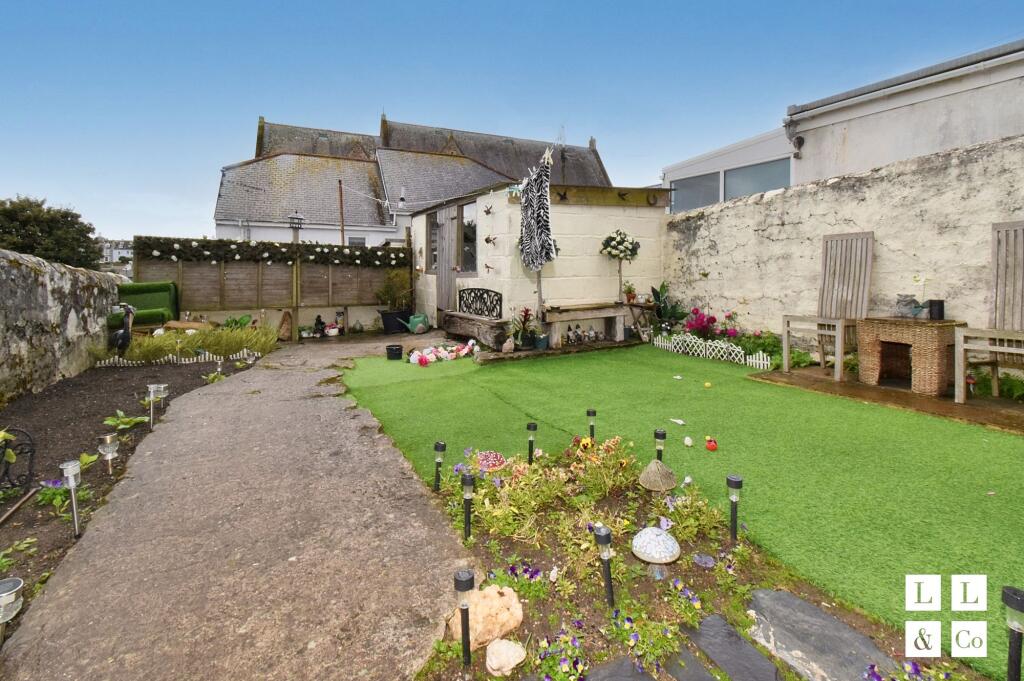 GARDEN FLAT