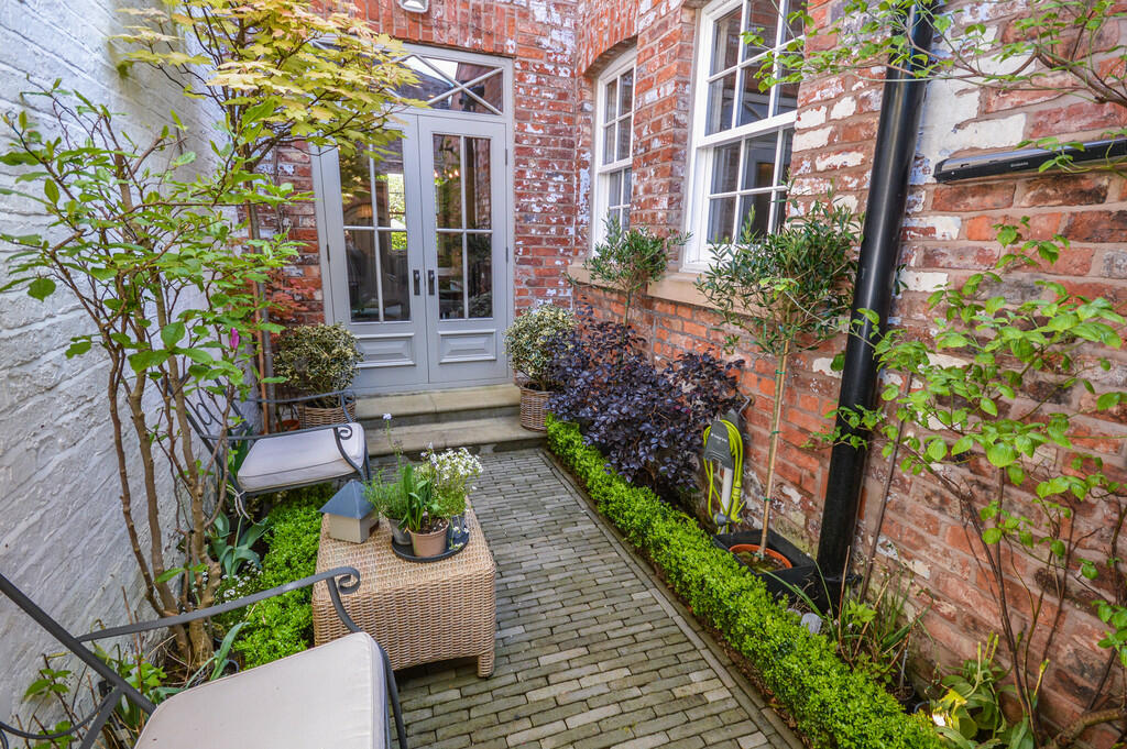 Courtyard Garden 