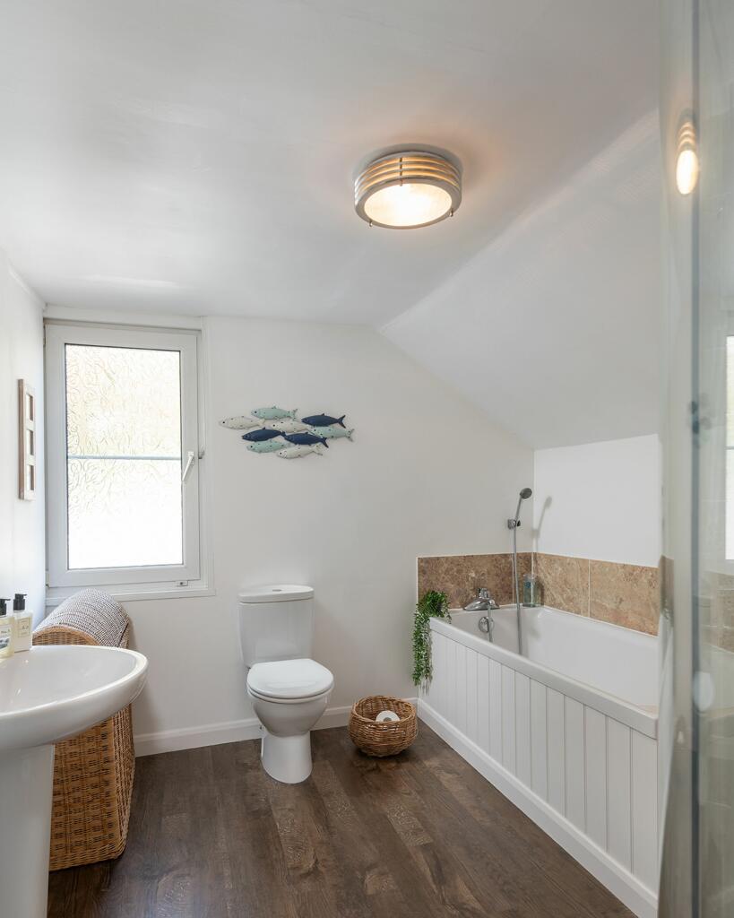 Lantern House, 12 Clarence Hill, Dartmouth_Family Bathroom