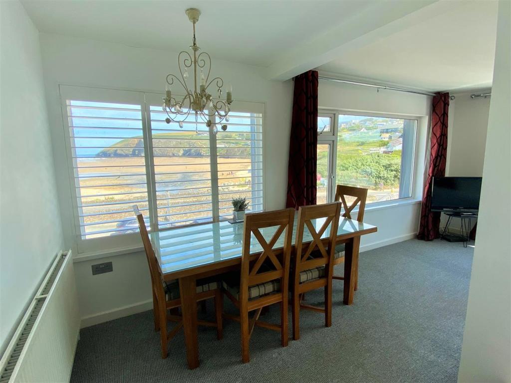 7 Riverside Court Dining Area