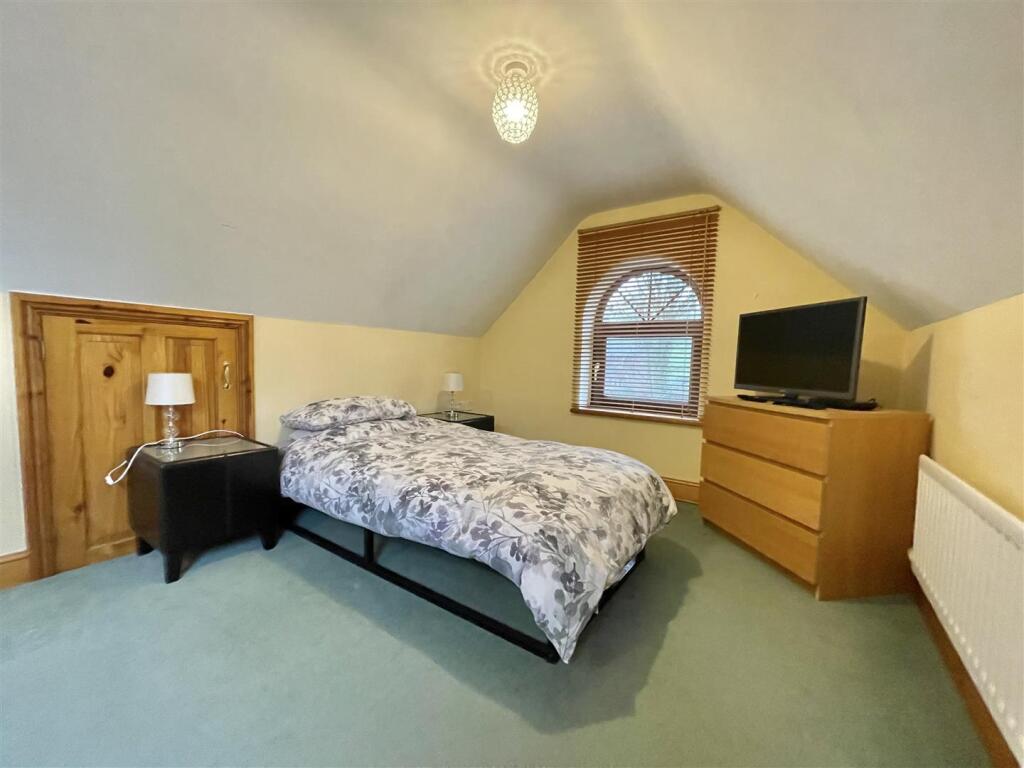 Fron Briallen attaic bed pic 2.jpg