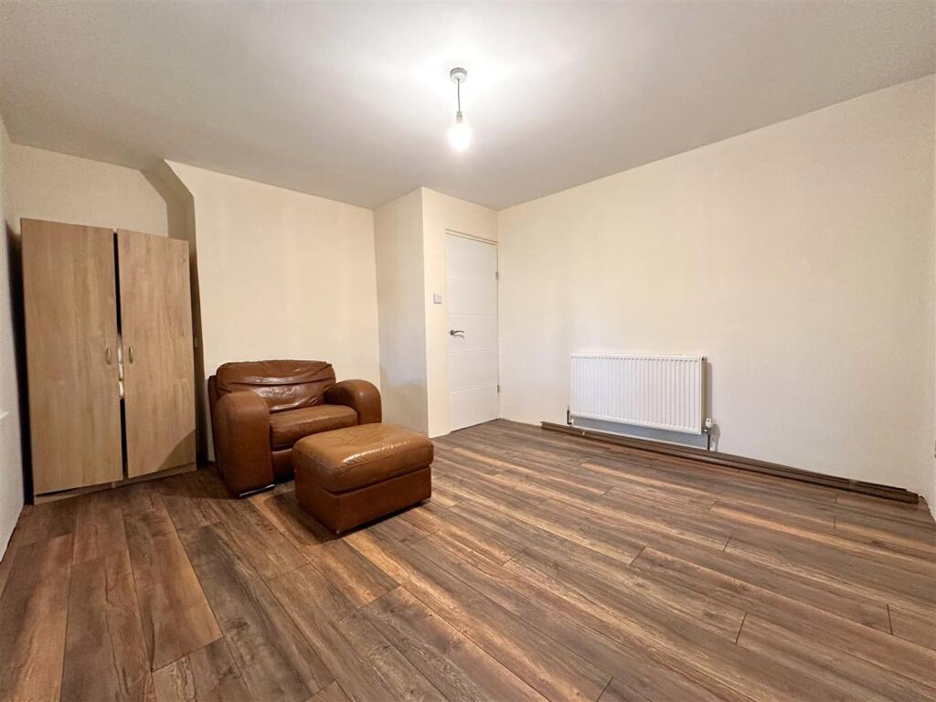 Generous Reception Room 023