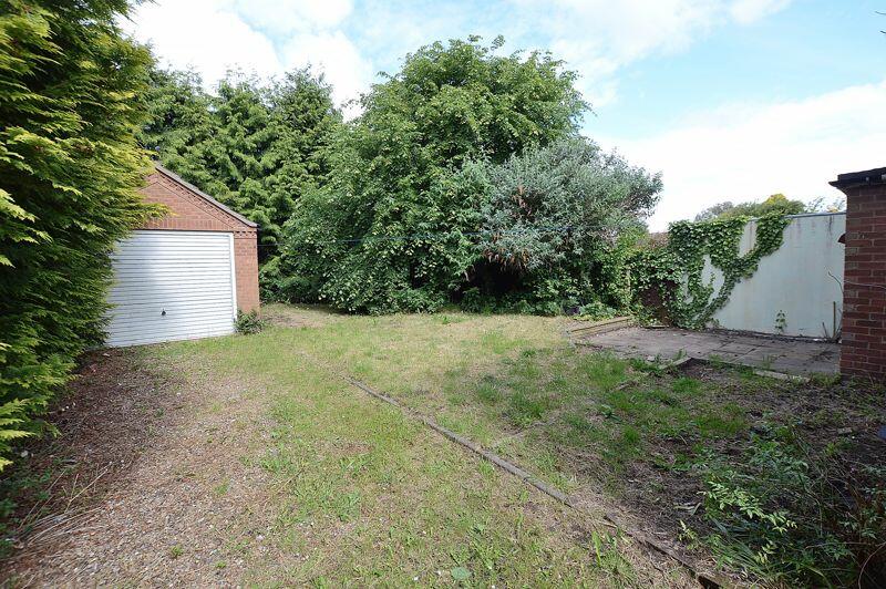 Garage &amp; Rear Garden