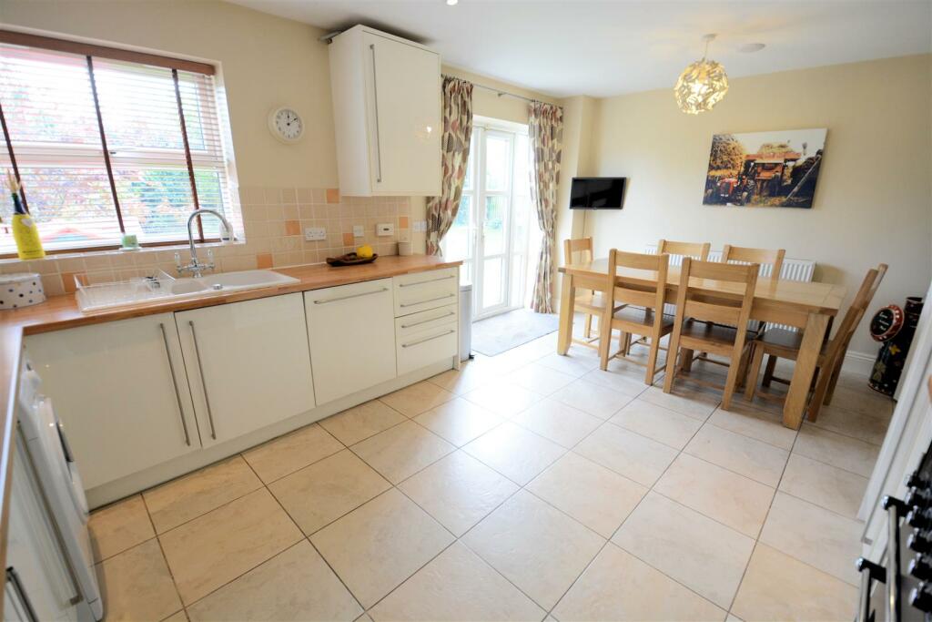 Dining kitchen