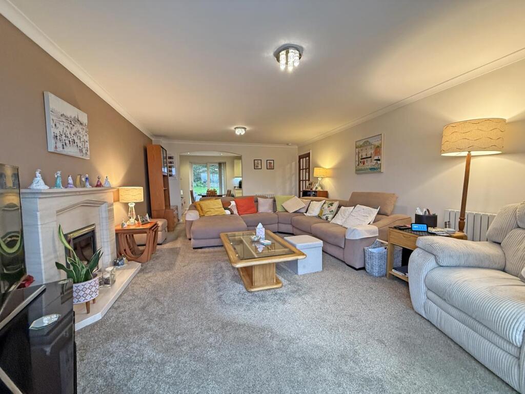 Dunraven Drive 81 - Lounge Front.jpg