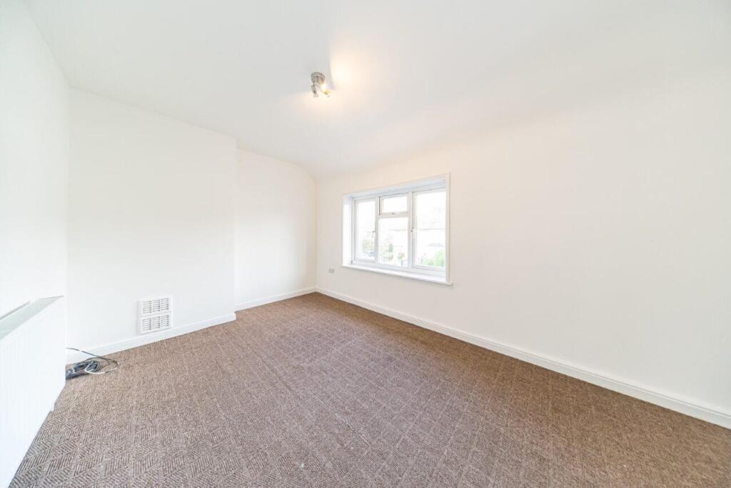 36 Wellesbourne Road bedroom 1.jpg