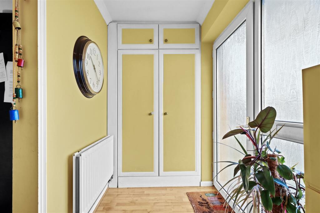 entrance hall #2.jpg