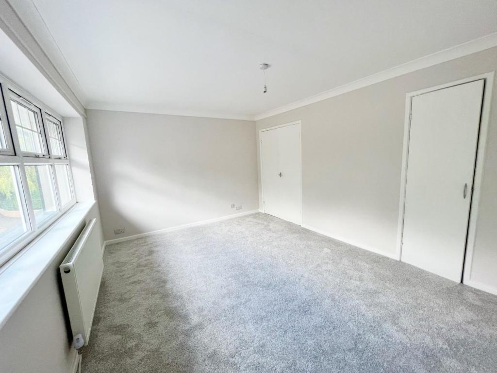 Bedroom 1 pic 2.jpg