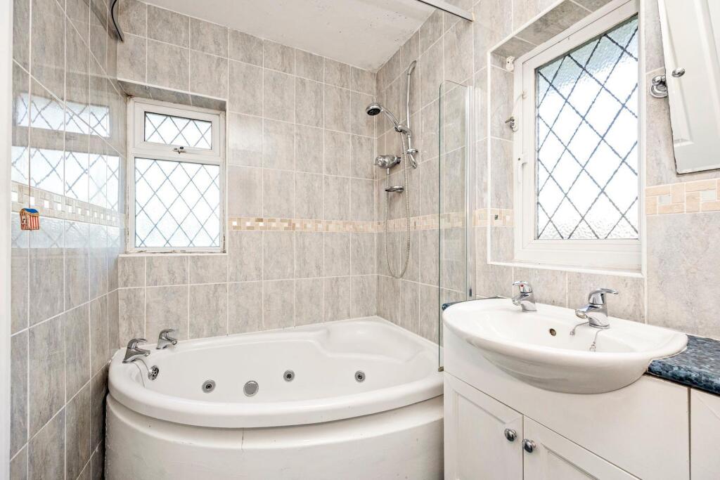 Amberley Drive 128 BATHROOM.jpeg