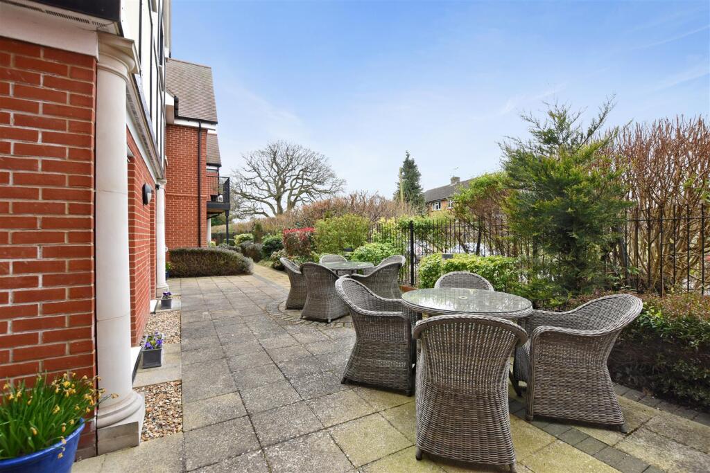 08-d24eGCMCS - 22 Mountbatten House - Garden -Orig