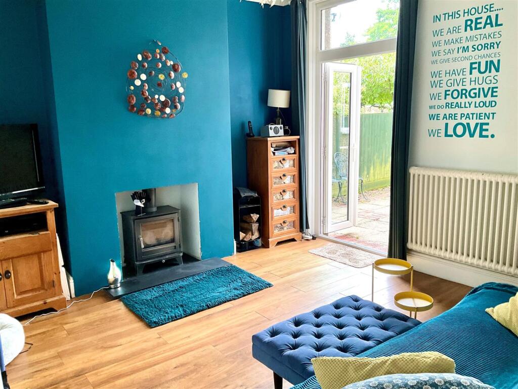 Family Room pic1.jpg