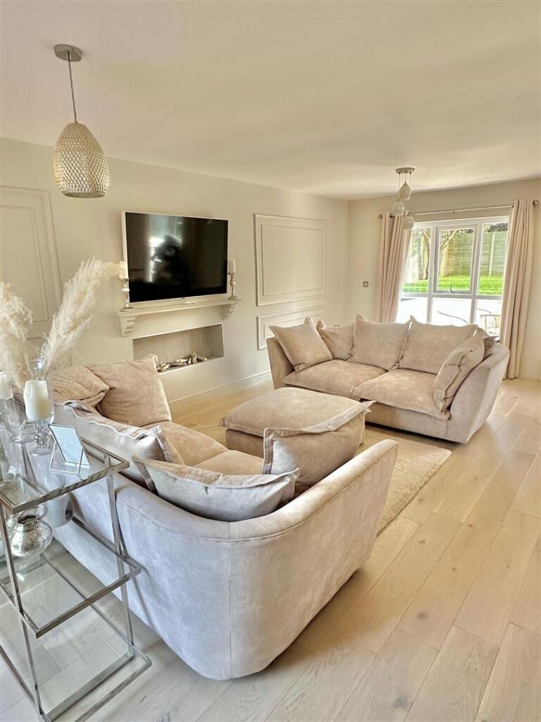 Open Plan Living Room &amp; Dining Room: