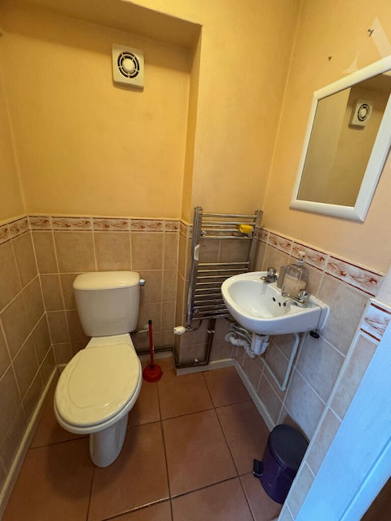 62 Sandhurst Avenue - guest wc