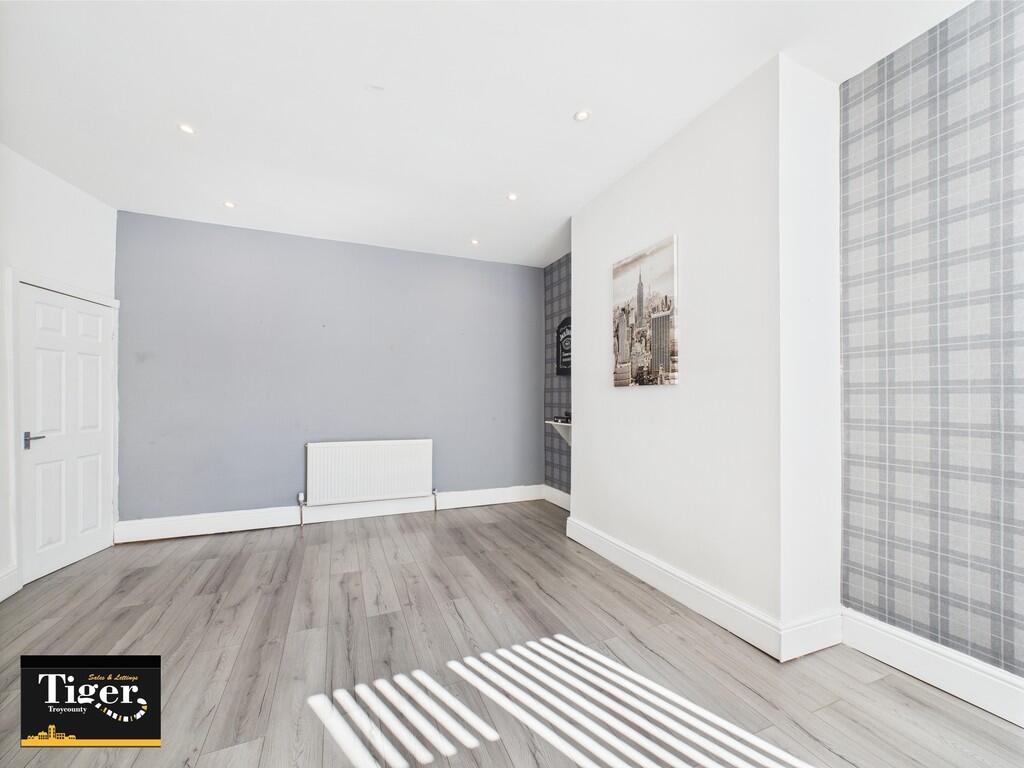 CAM02176G0-PR0583...