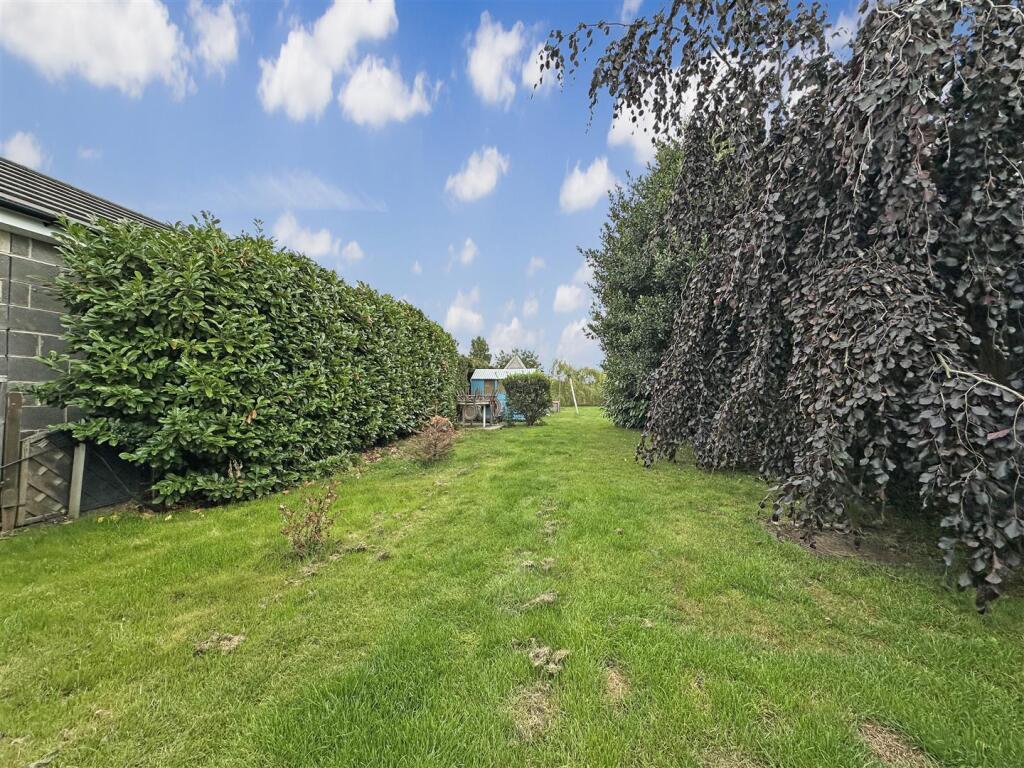 Generous Private Garden 884
