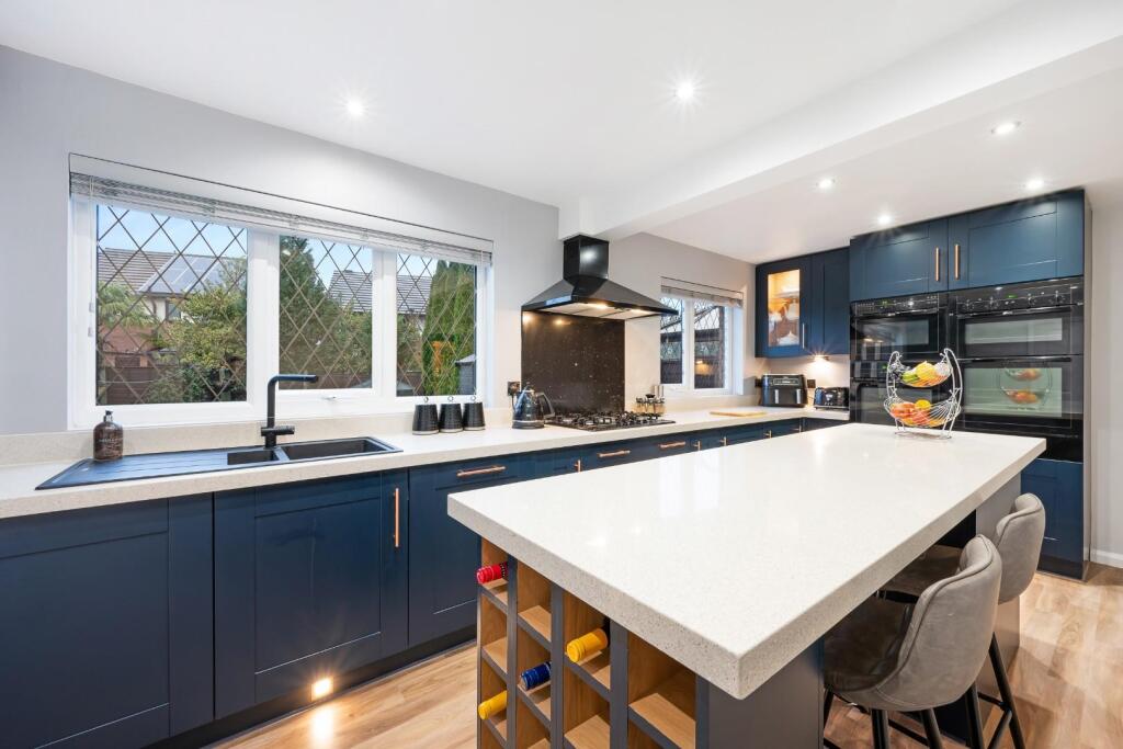8 Greenway Close HDR (Kitchen)-3.jpg