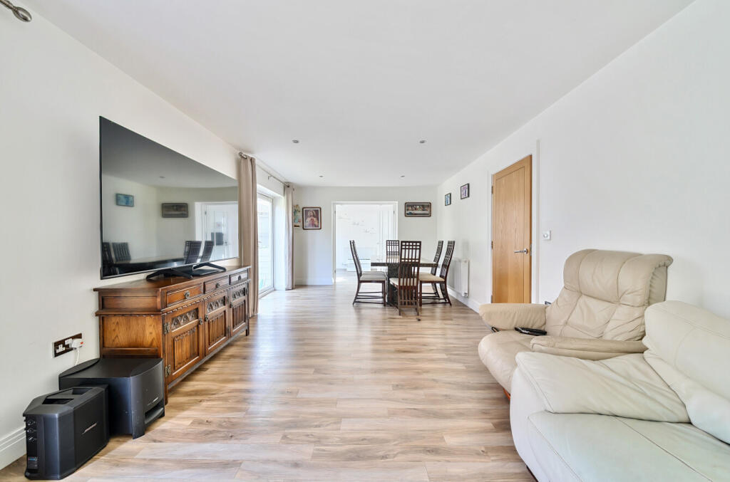 1318285-9-685e8c6...