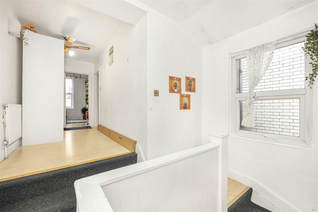 Flat 2   837A Romford Road -006.JPG