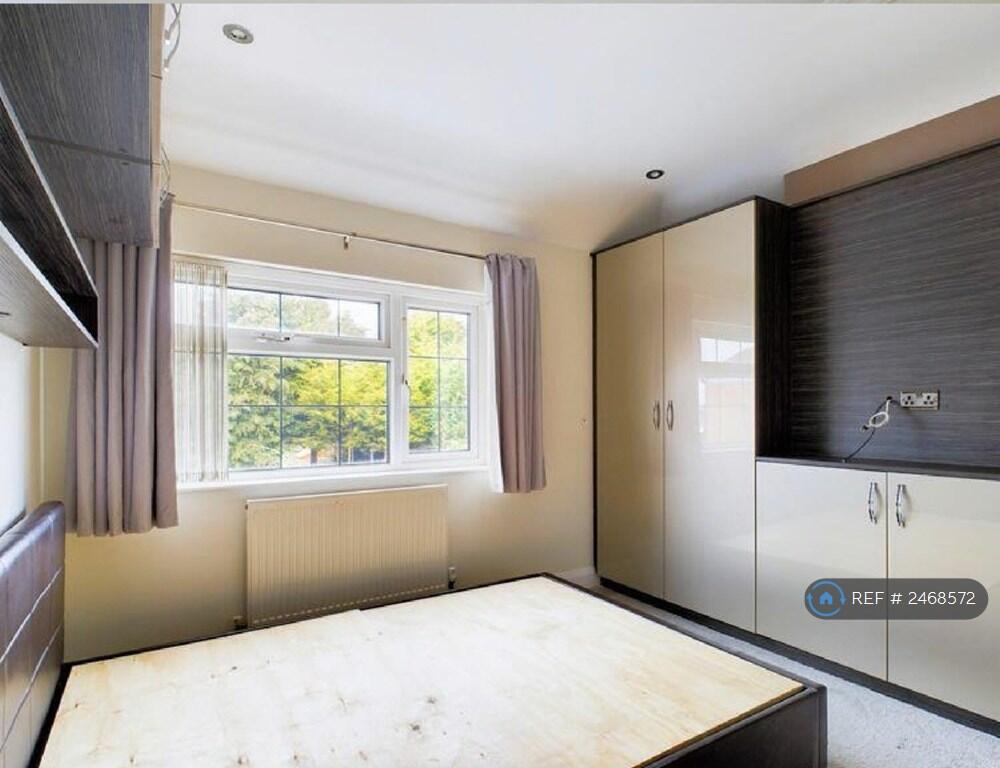 Master Bedroom,Fitted Wardrobes &amp; Ac Unit King-Bed
