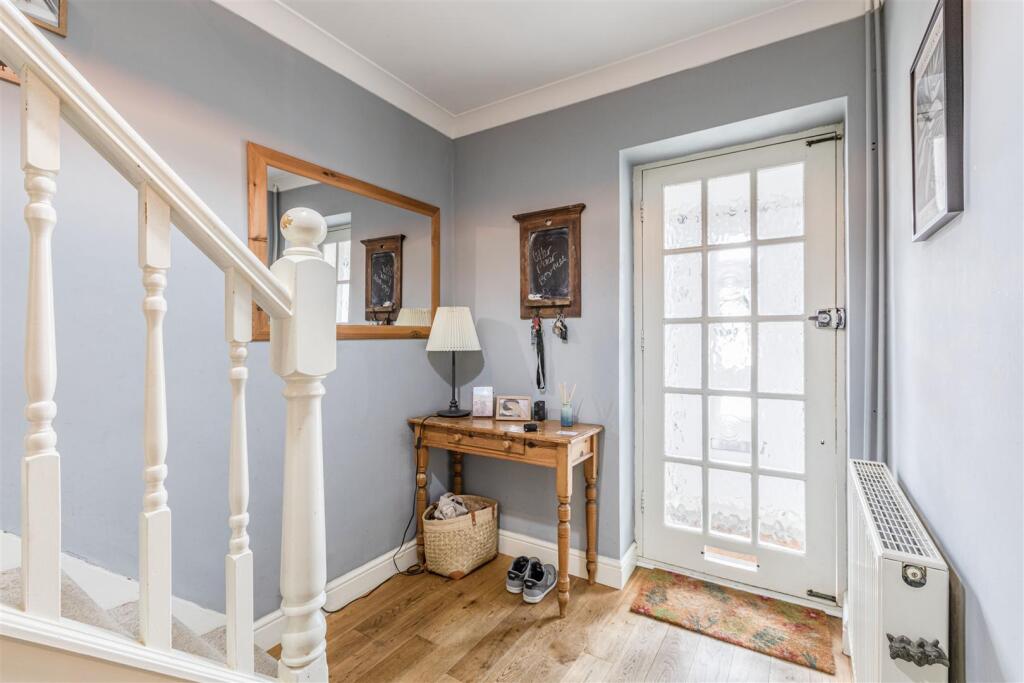 51 Hart Road, KT14 7NJ - 8.jpg