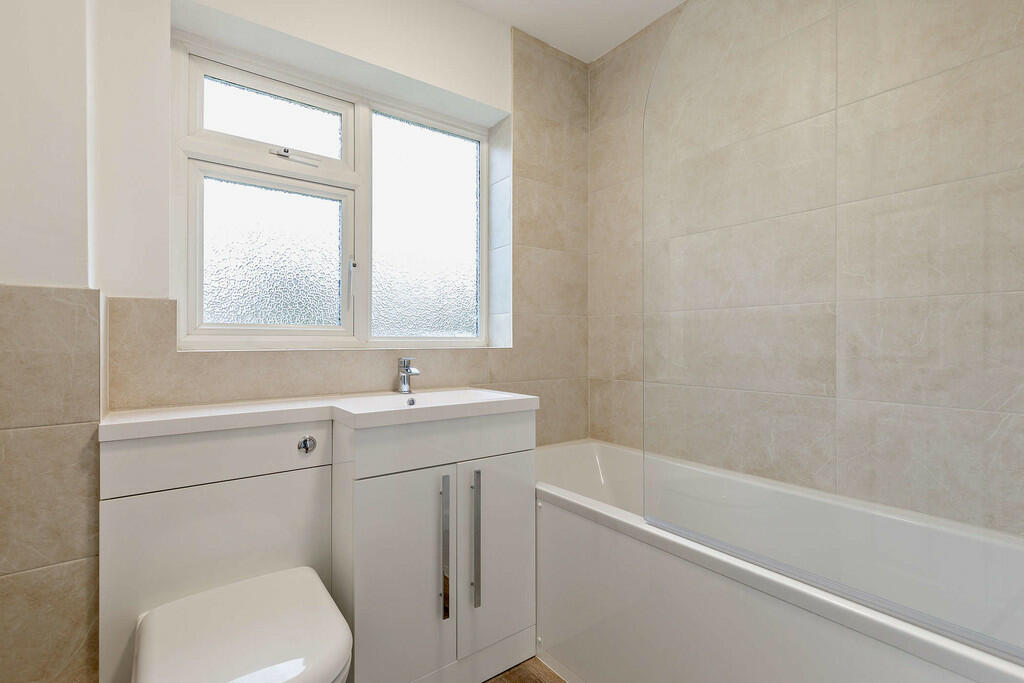8630413-interior1...