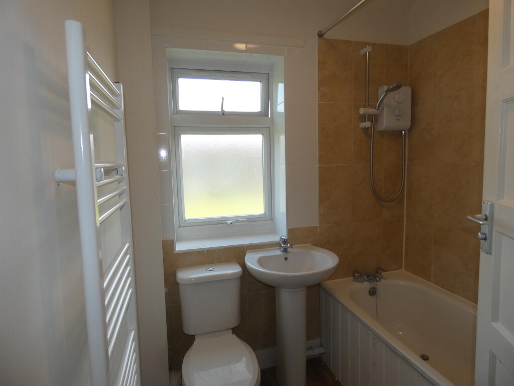 Pic 6 Bathroom (1).JPG