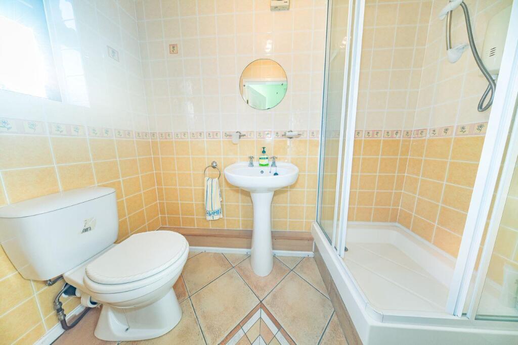 15 ARnside Avenue shower room.jpg