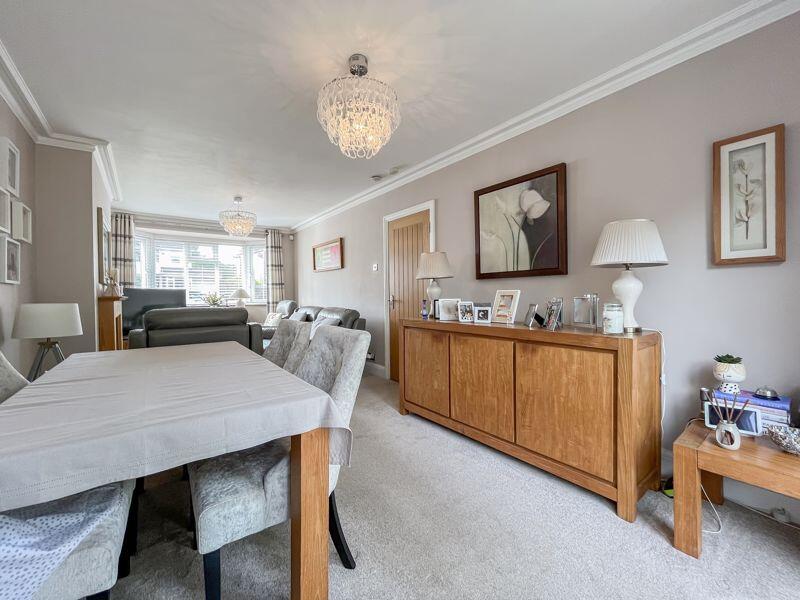 LIVING ROOM/DINER