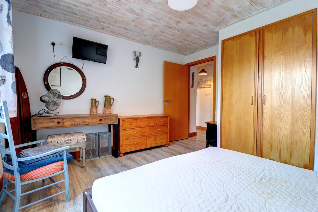 Bedroom 1 .2.jpg