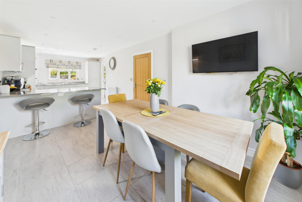 Kitchen / Dining Area