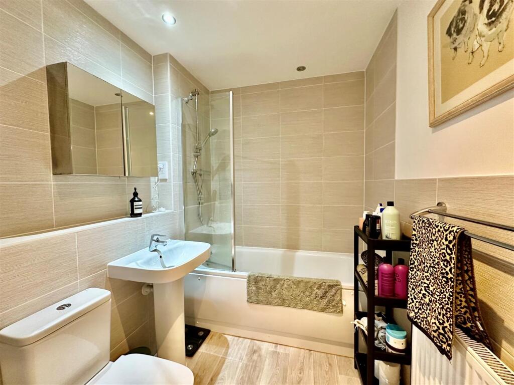 Bathroom 1.jpg