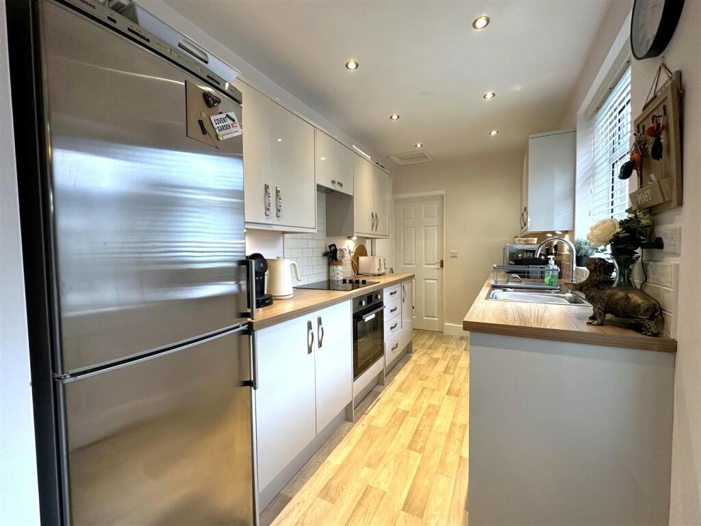 Eye-Catching Contemporary Kitchen 190