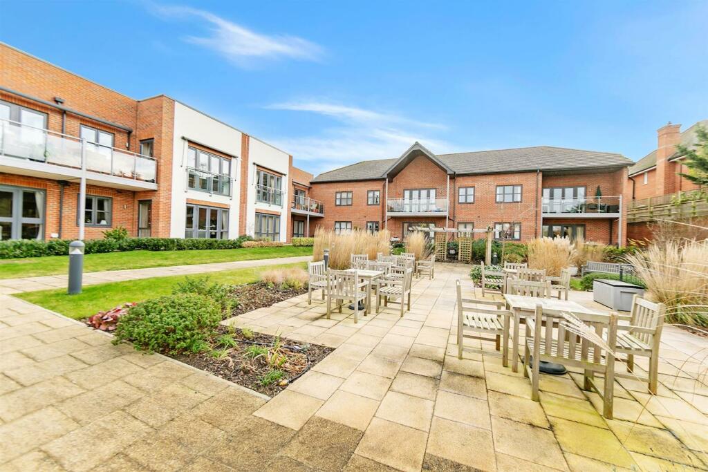 01-e69d05-1bd423LoddonHouseRG109BW_MCS78912_083-me