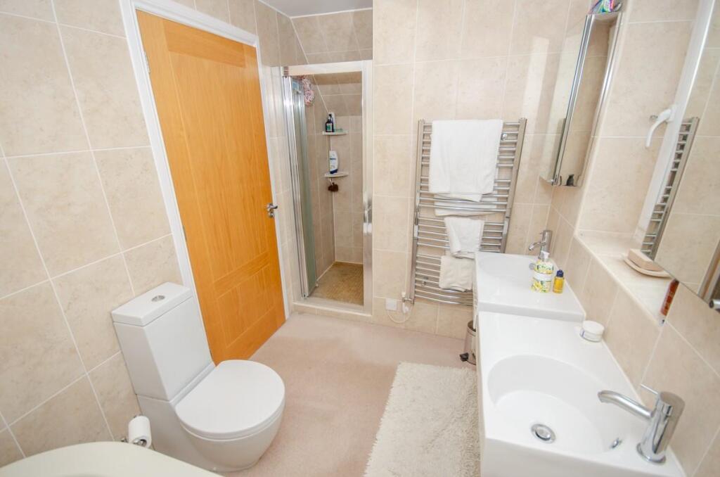 Master ensuite.jpg