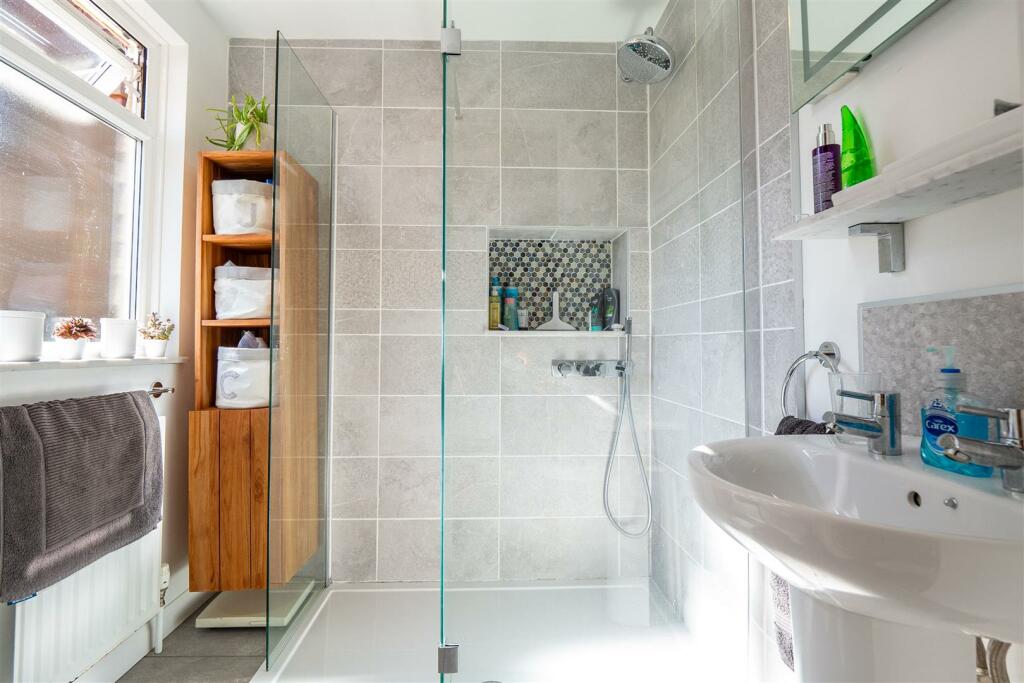 Bedroom 1 En-suite.jpg