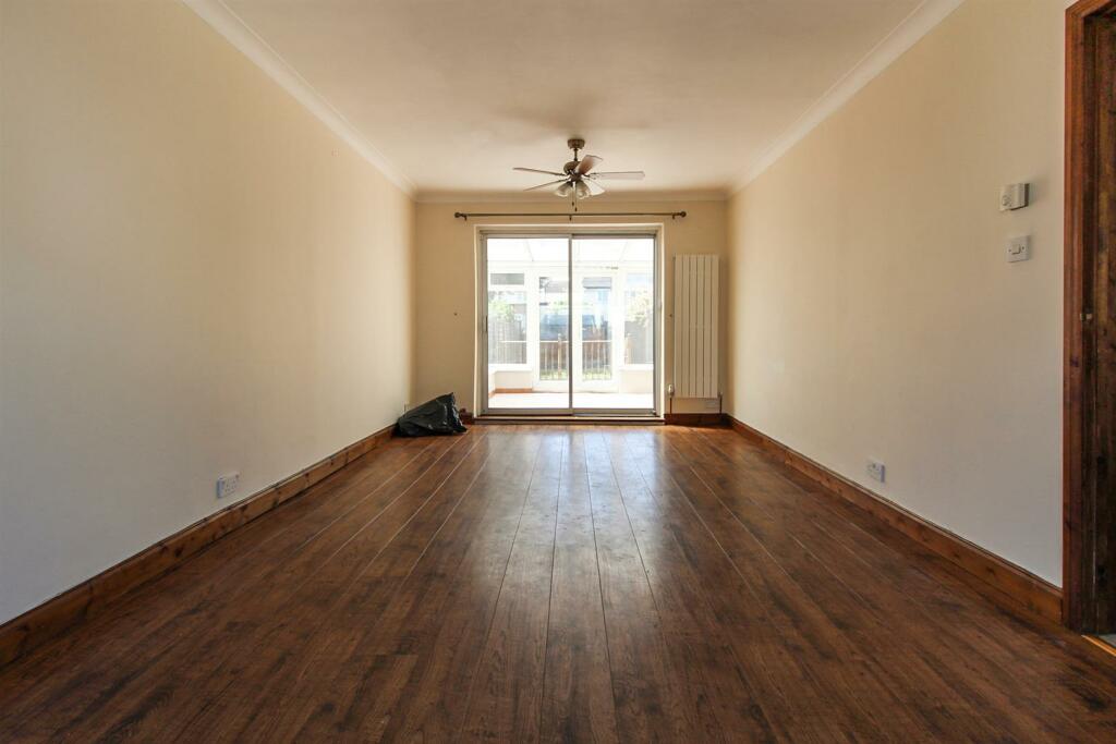 lounge1.jpg