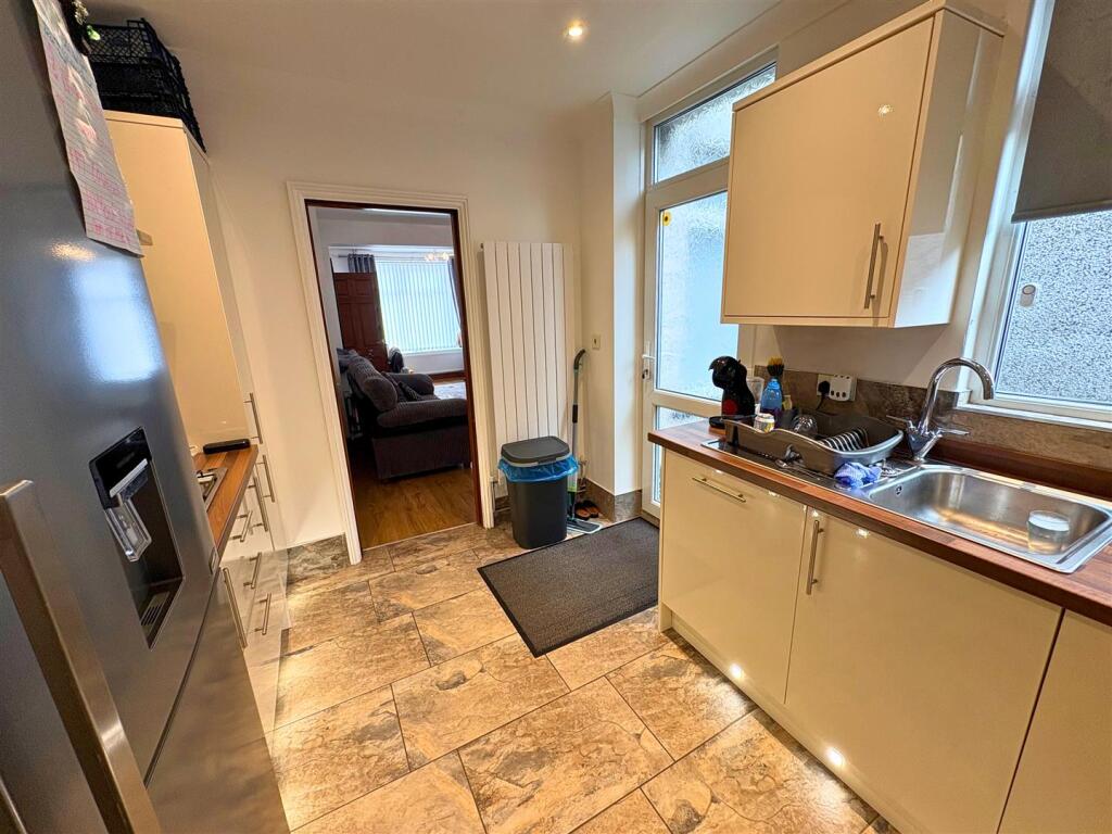 Kitchen g (edit).jpg