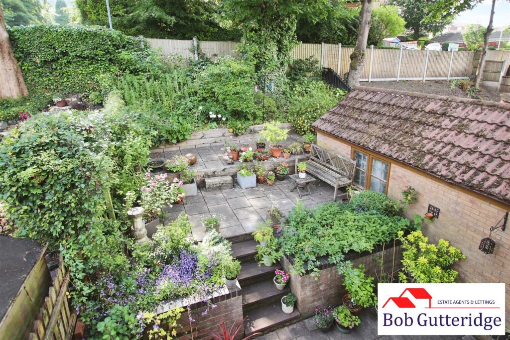 ENCLOSED REAR GARDEN