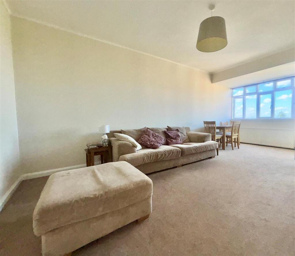 livingh room 1.jpg