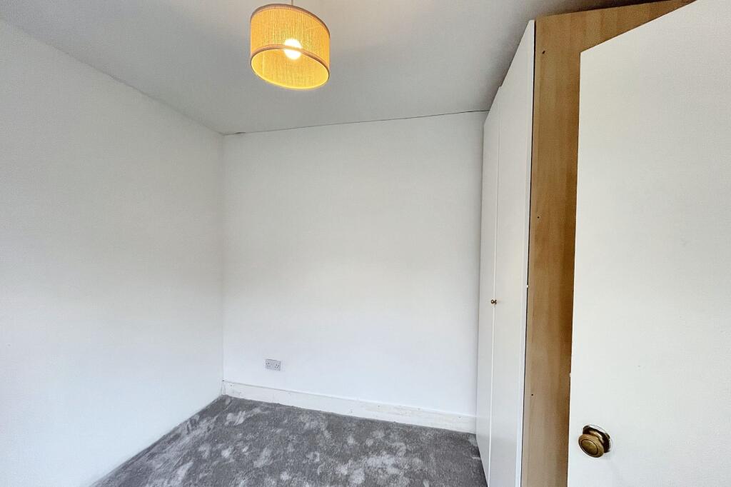 8 Oakleigh Avenue, Tolworth, Surrey KT6 7PX