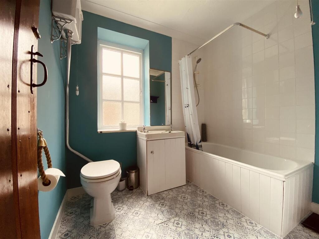 1 of 3 Bath/Shower Rooms