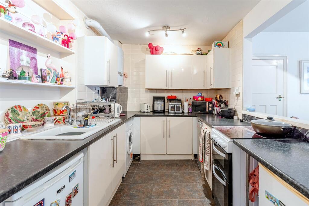 13 - kitchen.jpg