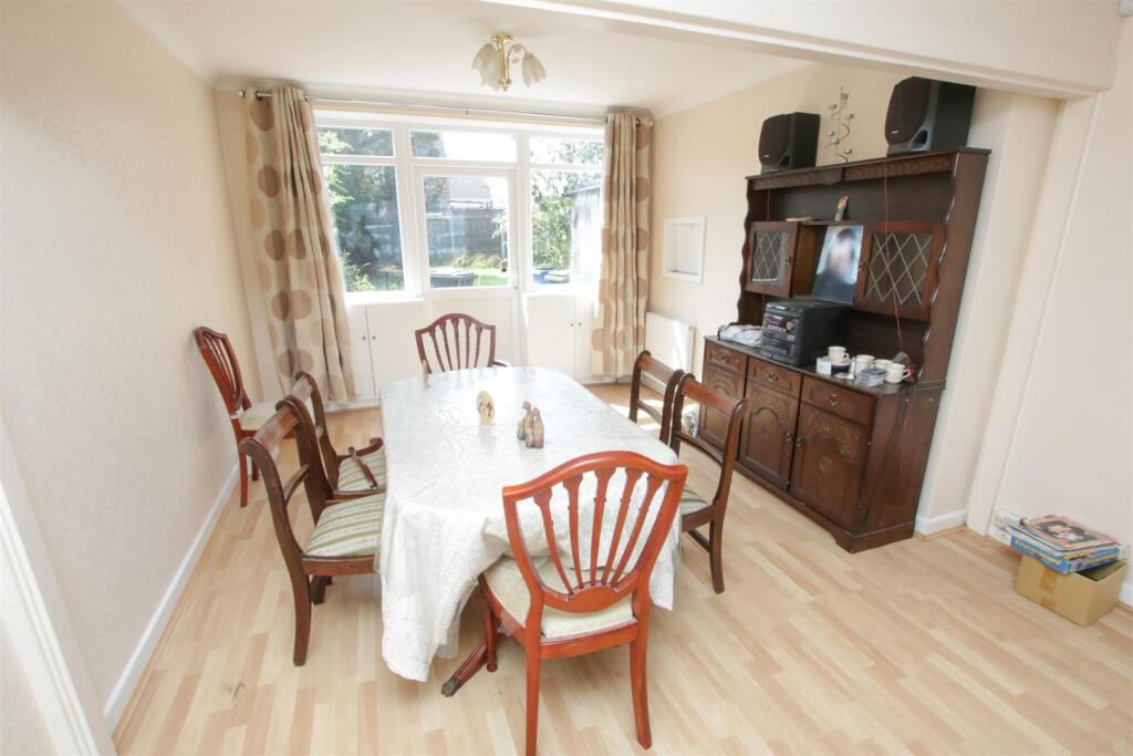 OPEN PLAN LOUNGE/ DINING ROOM