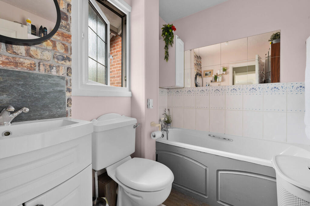 The Holkham, Vica...