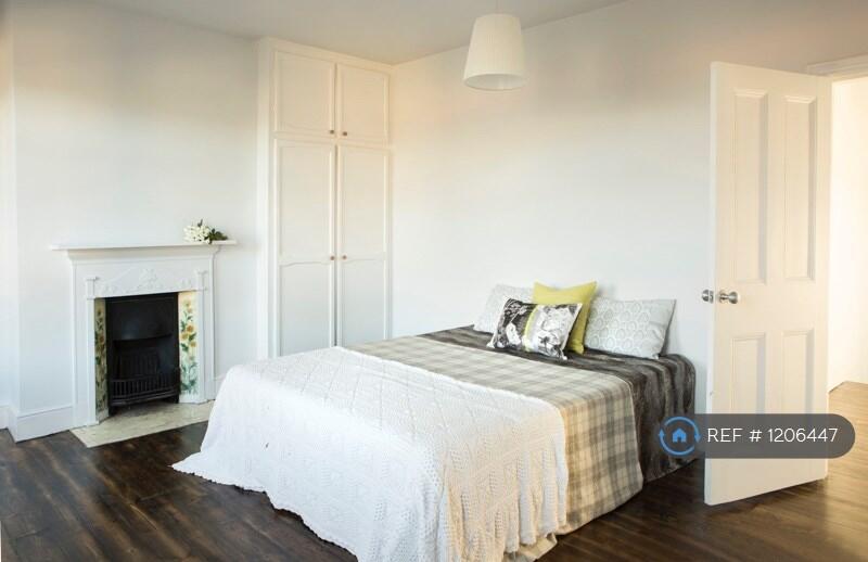 Large Double Bedroom With Wardrobe