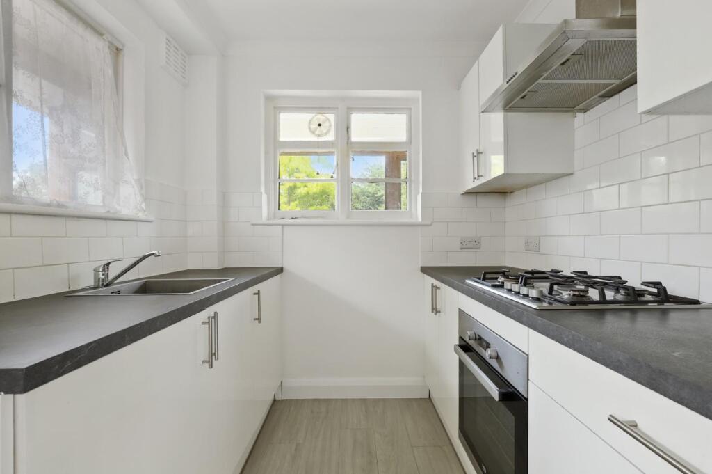 11-7929JHPropWorld - 23 Meadow Close - 33 (1).JPG