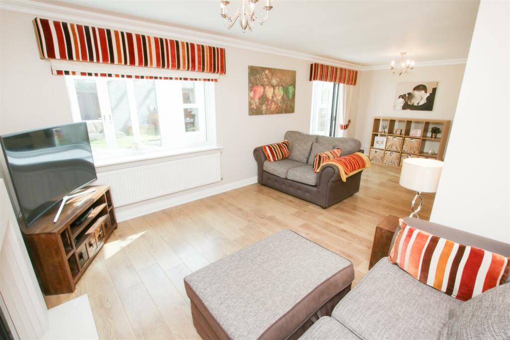 OPEN PLAN LOUNGE / DINING ROOM
