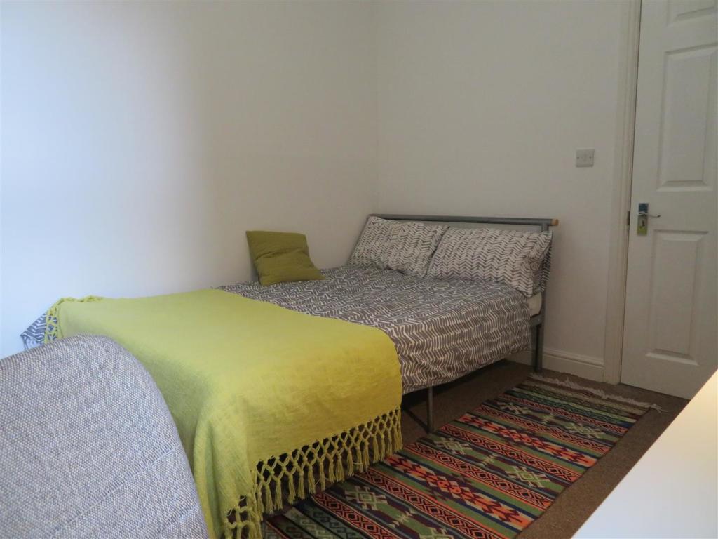 7 Montgomer Bed2.JPG